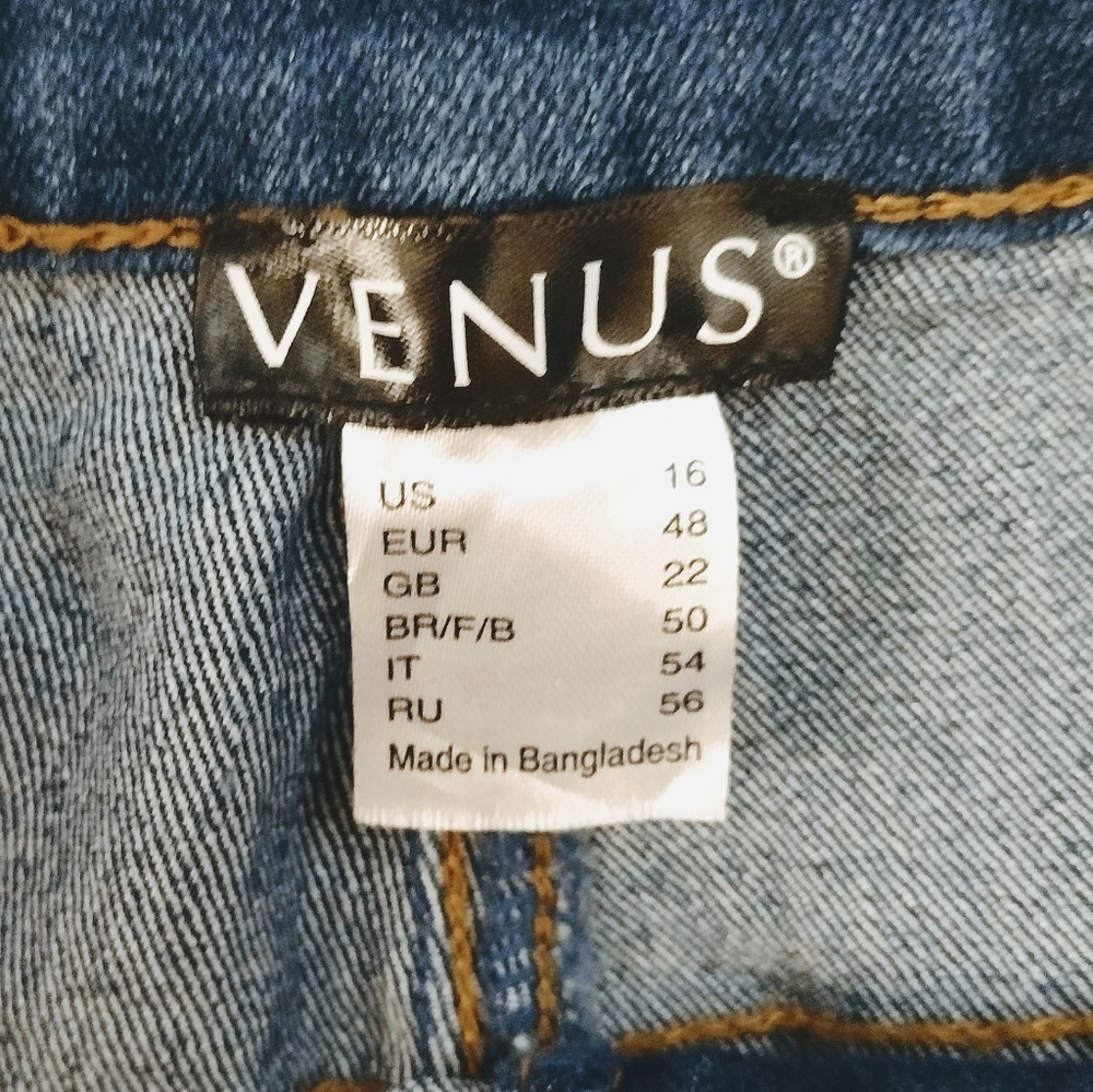 VENUS Distressed Shorts - Picture 3 of 3